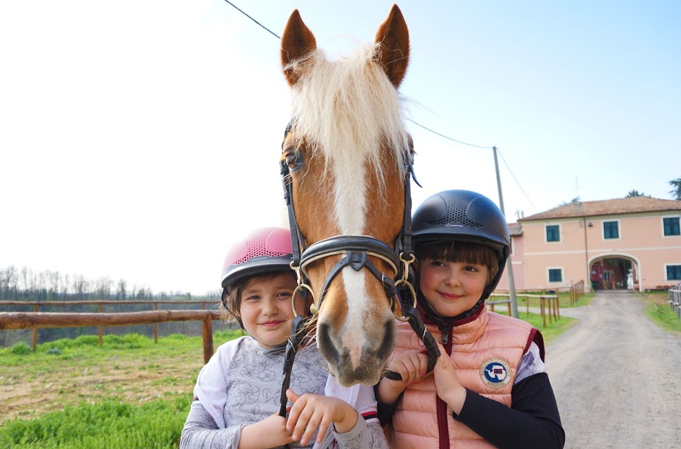 Centro Ippico in provincia di Alessandria - Maneggio a Gavazzana, a pochi chilometri da Novi Ligure, Tortona e Serravalle Scrivia, in Piemonte. Lezioni di equitazione a bambini e adulti, pensione, doma e addestramento cavalli e giovani cavalli, agonismo con gare/competizioni di salto ostacoli, dressage e cross country. Passeggiate a cavallo.